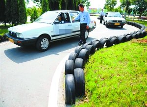 江西一驾校的教练带领学员练车（资料照片）。新华社发