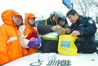 民警在清点钞票数额，左一为陈红，左三为韦青。勇峰 小川 摄