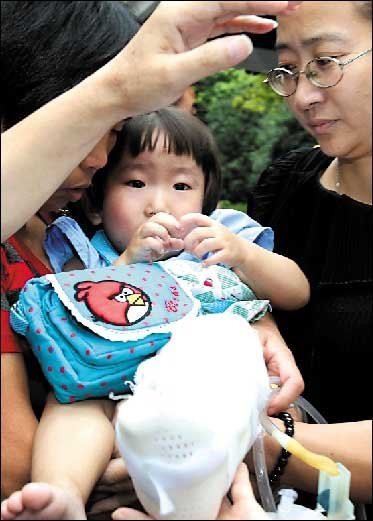 伊伊 转院 昨天，小伊伊从温州转至上海交通大学医学院附属新华医院进行治疗。 两岁半的项玮伊是动车追尾事故中最后一名被救出的伤员，左腿受伤严重，并出现挤压综合征。 新华社发